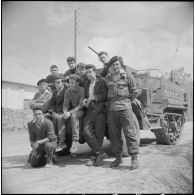 Entraînement au tir au fusil-mitrailleur (FM). [Description en cours]