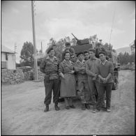 Entraînement au tir au fusil-mitrailleur (FM). [Description en cours]