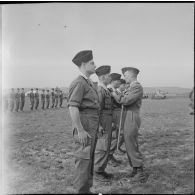 Passation de commandement au 2ème régiment de parachutistes coloniaux (RPC). [Description en cours]
