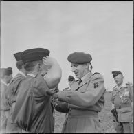 Passation de commandement au 2ème régiment de parachutistes coloniaux (RPC). [Description en cours]