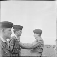 Passation de commandement au 2ème régiment de parachutistes coloniaux (RPC). [Description en cours]