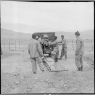 Protection de la voie ferrée Oran-Colomb Béchar par le 6e RTS. [Description en cours]