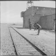 Protection de la voie ferrée Oran-Colomb Béchar par le 6e RTS. [Description en cours]