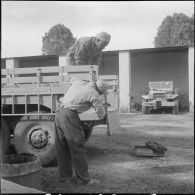 Protection de la voie ferrée Oran-Colomb Béchar par le 6e RTS. [Description en cours]