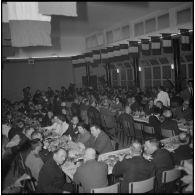 Repas et réunion de l'association des fils de tués. [Description en cours]