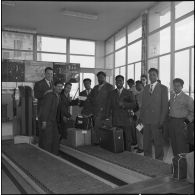 Civils dans un aéroport. [Description en cours]