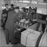 Civils dans un aéroport. [Description en cours]