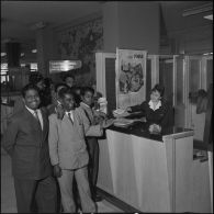 Civils dans un aéroport. [Description en cours]