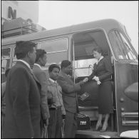 Civils dans un aéroport. [Description en cours]