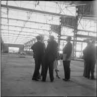 Visite du chantier d’une usine Berliet. [Description en cours]