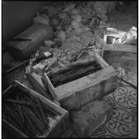 Ouverture de plusieurs caisses d'armes. [Description en cours]