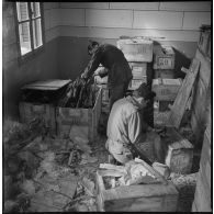 Ouverture de plusieurs caisses d'armes. [Description en cours]