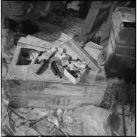 Ouverture de plusieurs caisses d'armes. [Description en cours]