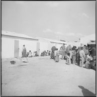 Activités quotidiennes dans un regroupement de population. [Description en cours]