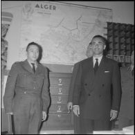 Visite de Jacques Chaban-Delmas, ministre de la Défense, au journal Le Bled à Alger. [Description en cours]