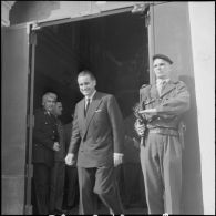 Visite de Jacques Chaban-Delmas, ministre de la Défense, au journal Le Bled à Alger. [Description en cours]