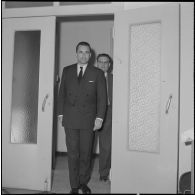 Jacques Chaban-Delmas, ministre de la Défense, en visite au journal Le Bled à Alger. [Description en cours]