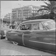 Jacques Chaban-Delmas, ministre de la Défense, en visite au journal Le Bled à Alger. [Description en cours]