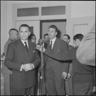 Jacques Chaban-Delmas, ministre de la Défense, en visite au journal Le Bled à Alger. [Description en cours]