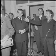 Jacques Chaban-Delmas, ministre de la Défense, en visite au journal Le Bled à Alger. [Description en cours]