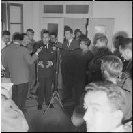 Jacques Chaban-Delmas, ministre de la Défense, en visite au journal Le Bled à Alger. [Description en cours]