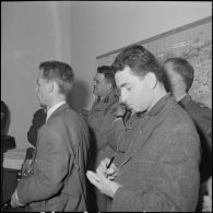 Jacques Chaban-Delmas, ministre de la Défense, en visite au journal Le Bled à Alger. [Description en cours]