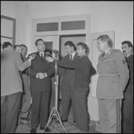 Jacques Chaban-Delmas, ministre de la Défense, en visite au journal Le Bled à Alger. [Description en cours]