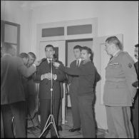 Jacques Chaban-Delmas, ministre de la Défense, en visite au journal Le Bled à Alger. [Description en cours]
