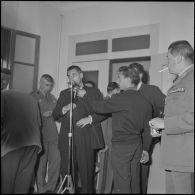 Jacques Chaban-Delmas, ministre de la Défense, en visite au journal Le Bled à Alger. [Description en cours]