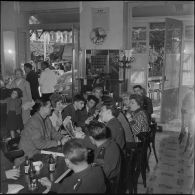 Visite de la troupe de Maryse Dubourg au journal Le Bled. [Description en cours]