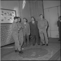 L'équipe de France militaire de football au journal Le Bled à Alger. [Description en cours]