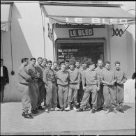 L'équipe de France militaire de football au journal Le Bled à Alger. [Description en cours]
