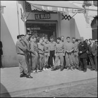 L'équipe de France militaire de football au journal Le Bled à Alger. [Description en cours]