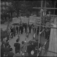 Cérémonie militaire au monument aux morts d’Alger. [Description en cours]