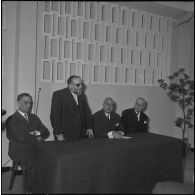 Monseigneur Duval à l'école rabbinique. [Description en cours]