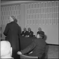 Monseigneur Duval à l'école rabbinique. [Description en cours]