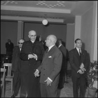 Monseigneur Duval à l'école rabbinique. [Description en cours]