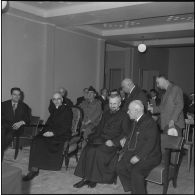 Monseigneur Duval à l'école rabbinique. [Description en cours]