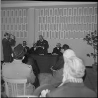 Monseigneur Duval à l'école rabbinique. [Description en cours]