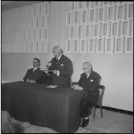 Monseigneur Duval à l'école rabbinique. [Description en cours]