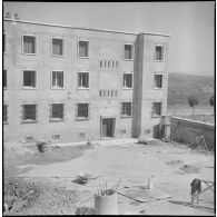 Un bâtiment en chantier. [Description en cours]