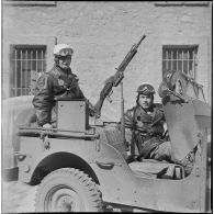 Activités quotidiennes de gendarmes. [Description en cours]