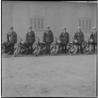 Activités quotidiennes de gendarmes. [Description en cours]