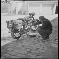 Activités quotidiennes de gendarmes. [Description en cours]