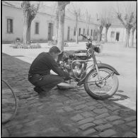 Activités quotidiennes de gendarmes. [Description en cours]