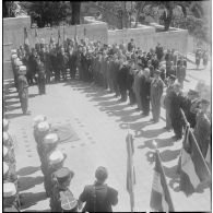 Cérémonie devant le monument aux morts d'Alger. [Description en cours]