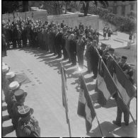 Cérémonie devant le monument aux morts d'Alger. [Description en cours]