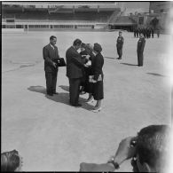 Cérémonie militaire au stade Saint-Eugène d’Alger. [Description en cours]