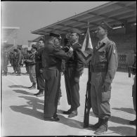 Cérémonie militaire au stade Saint-Eugène d’Alger. [Description en cours]