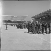 Cérémonie militaire au stade Saint-Eugène d’Alger. [Description en cours]